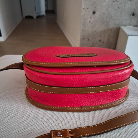 Dooney and Bourque crossbody leather bag. - Picture 4 of 8